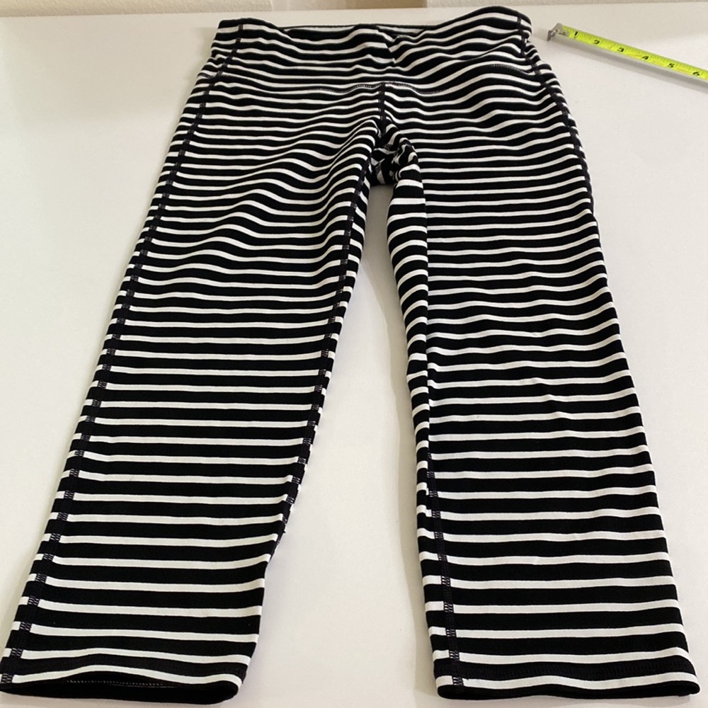 Athleta Stripes Chaturanga Capri leggings size small very gently used - Picture 9 of 10